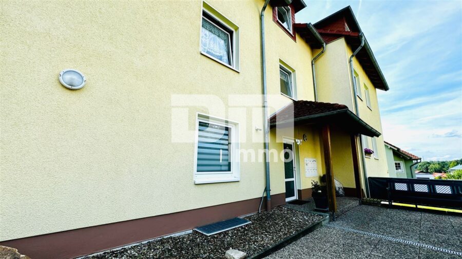 Gepflegte Etagenwohnung in hervorragender Wohnlage mit Carport und großem Balkon - Haupteingang